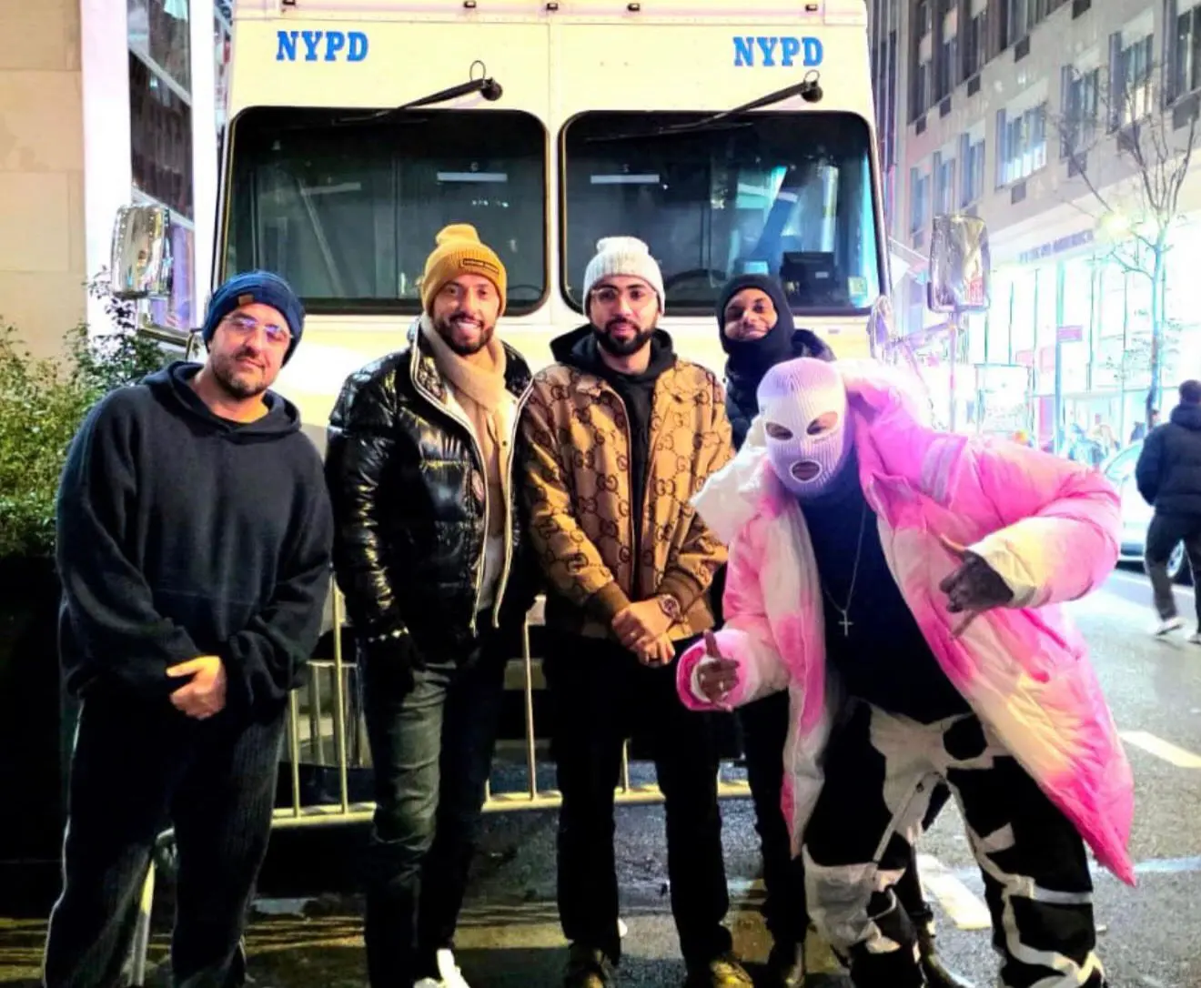 Neymar aposta em disfarce inusitado para tentar passar despercebido em meio à multidão