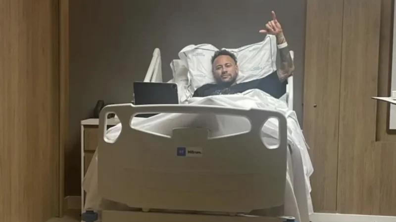 Neymar realiza cirurgia para corrigir lesão no menisco; confira o prazo de recuperação do atacante