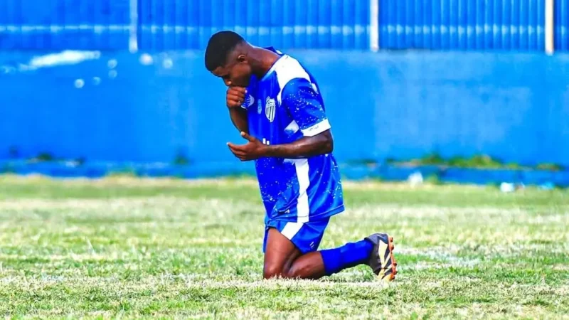 No RJ, jogador entra em campo com tornozeleira eletrônica