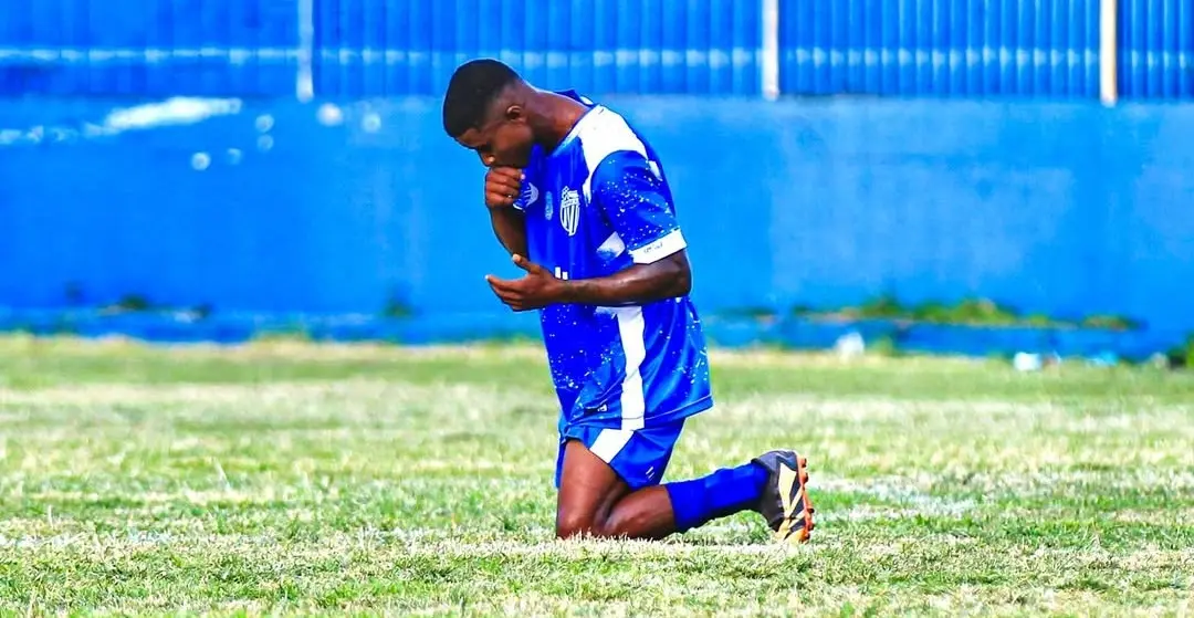 No RJ, jogador entra em campo com tornozeleira eletrônica