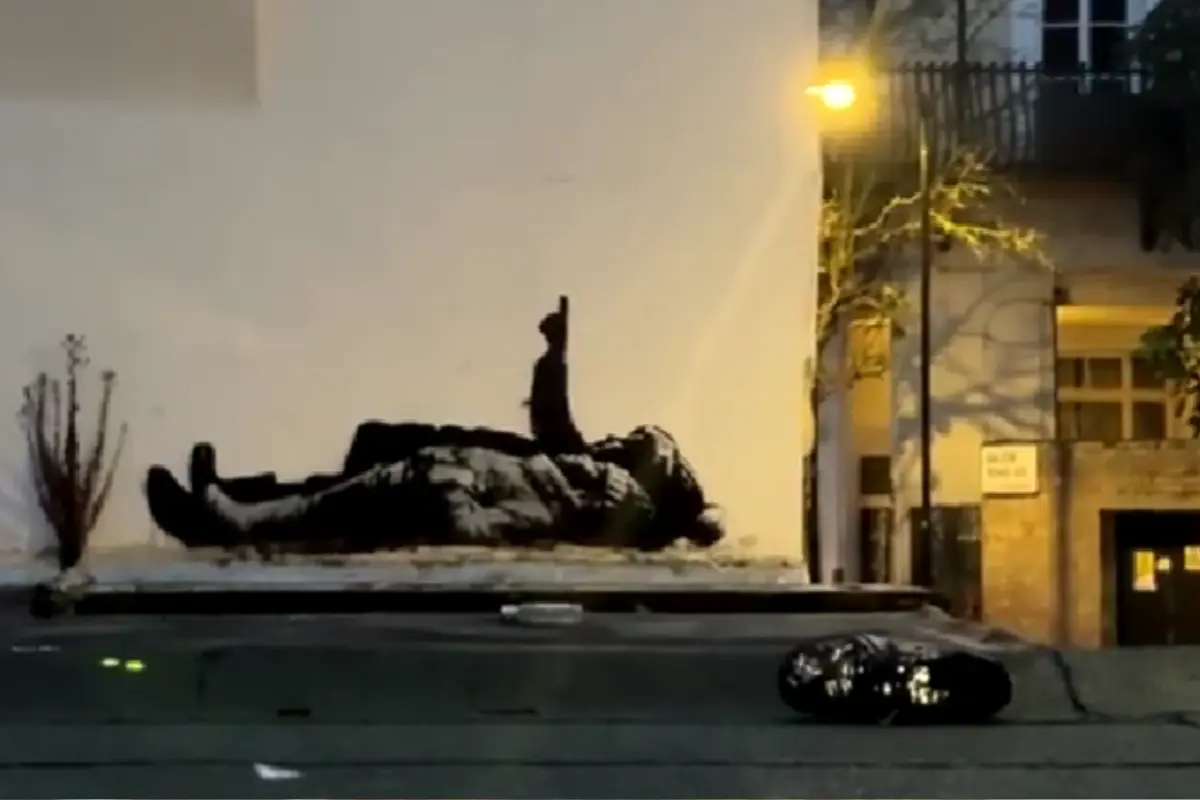 Novo grafite de Banksy surge nesta segunda-feira (22), no Centro de Londres
