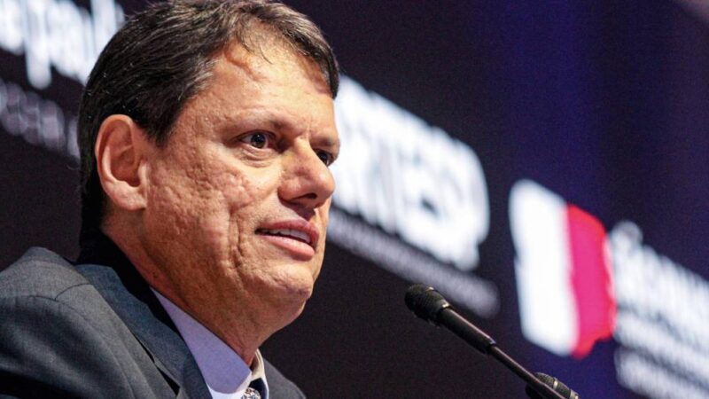 Tarcísio rompe o silêncio sobre anúncio de pré-candidatura de Flávio Bolsonaro