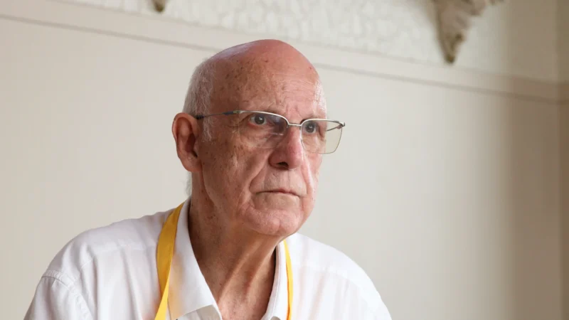 Padre Júlio celebra missa após proibição de transmissões online