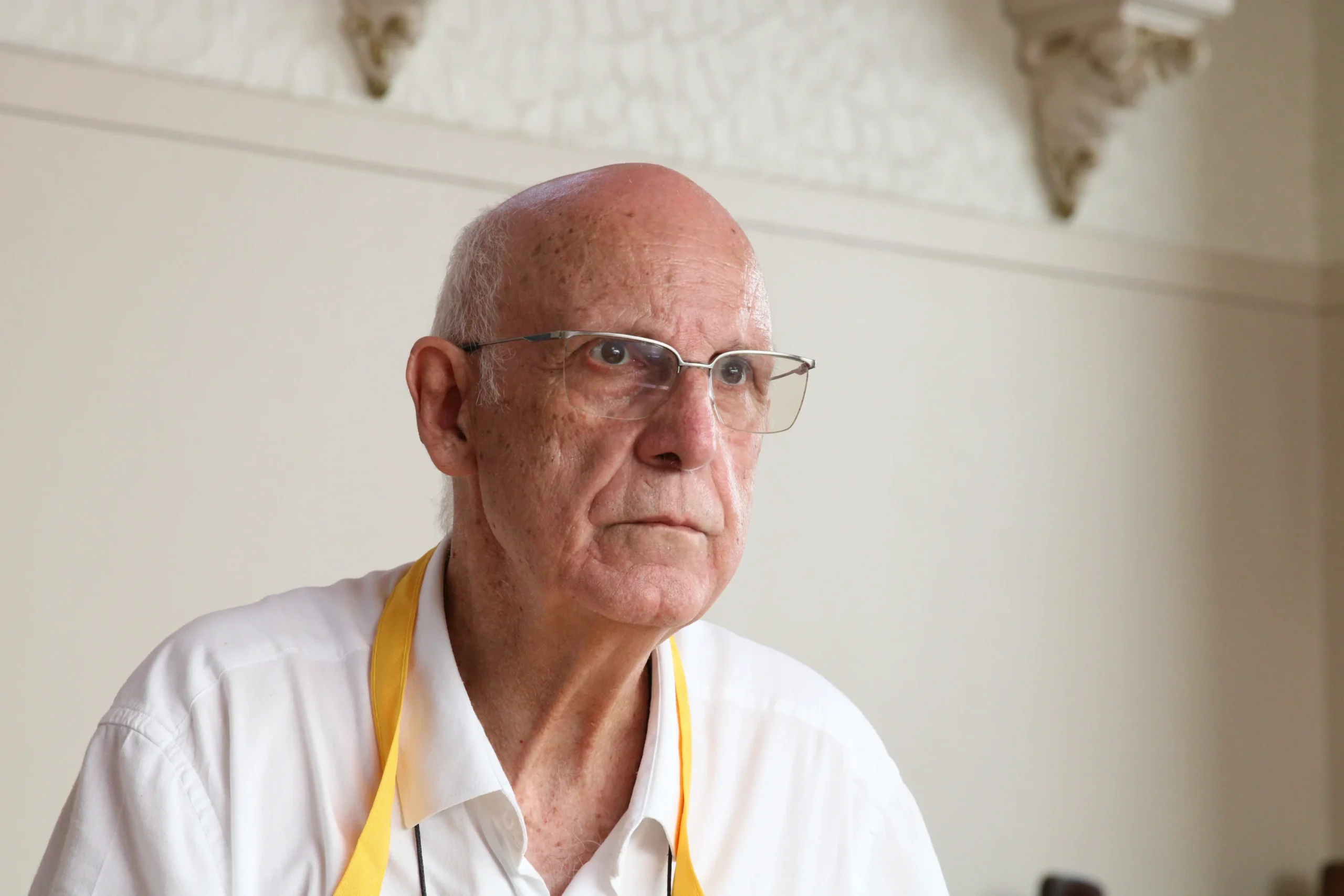 Padre Júlio celebra missa após proibição de transmissões online