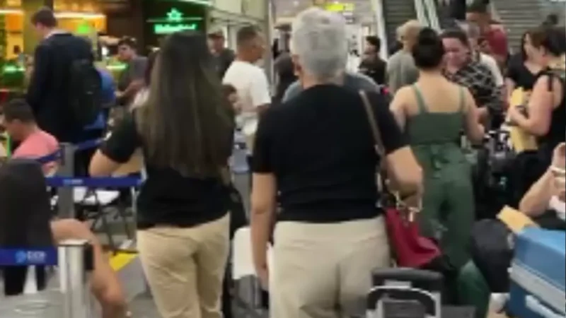 Passageiros reclamam de atrasos e cancelamento de voos no aeroporto de Goiânia: ‘olha o caos’