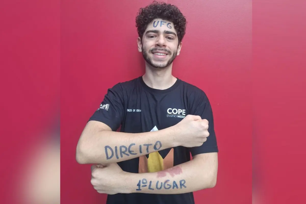 Primeiro colocado em Direito na UFG fazia redações até em restaurantes para treinar