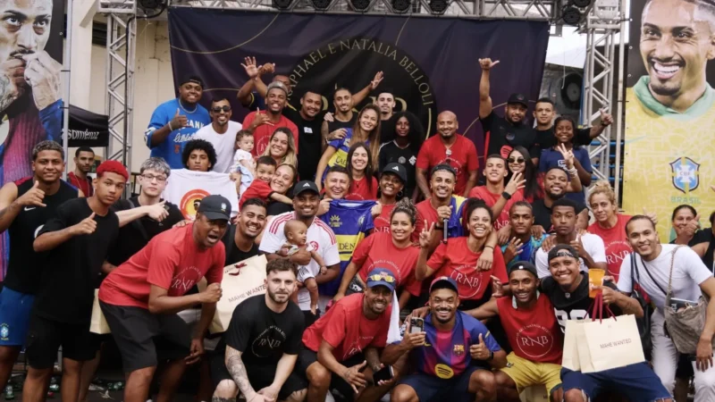 Raphinha promove Natal solidário em bairro de Porto Alegre