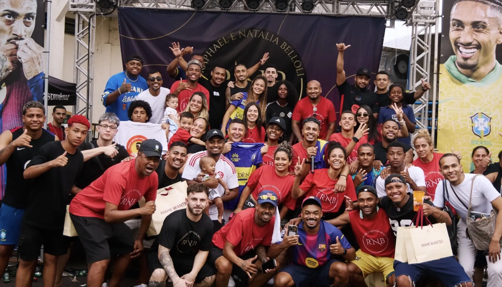 Raphinha promove Natal solidário em bairro de Porto Alegre