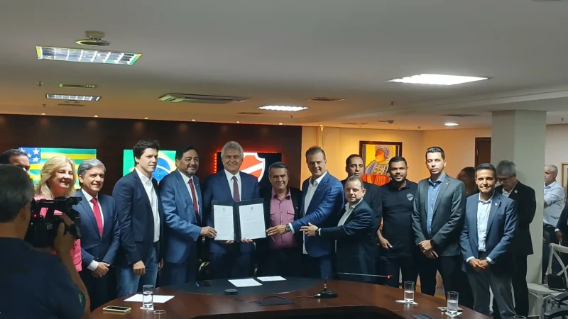 Ronaldo Caiado assina projeto de lei que autoriza doação da área do CT Vila do Tigre para o Vila Nova