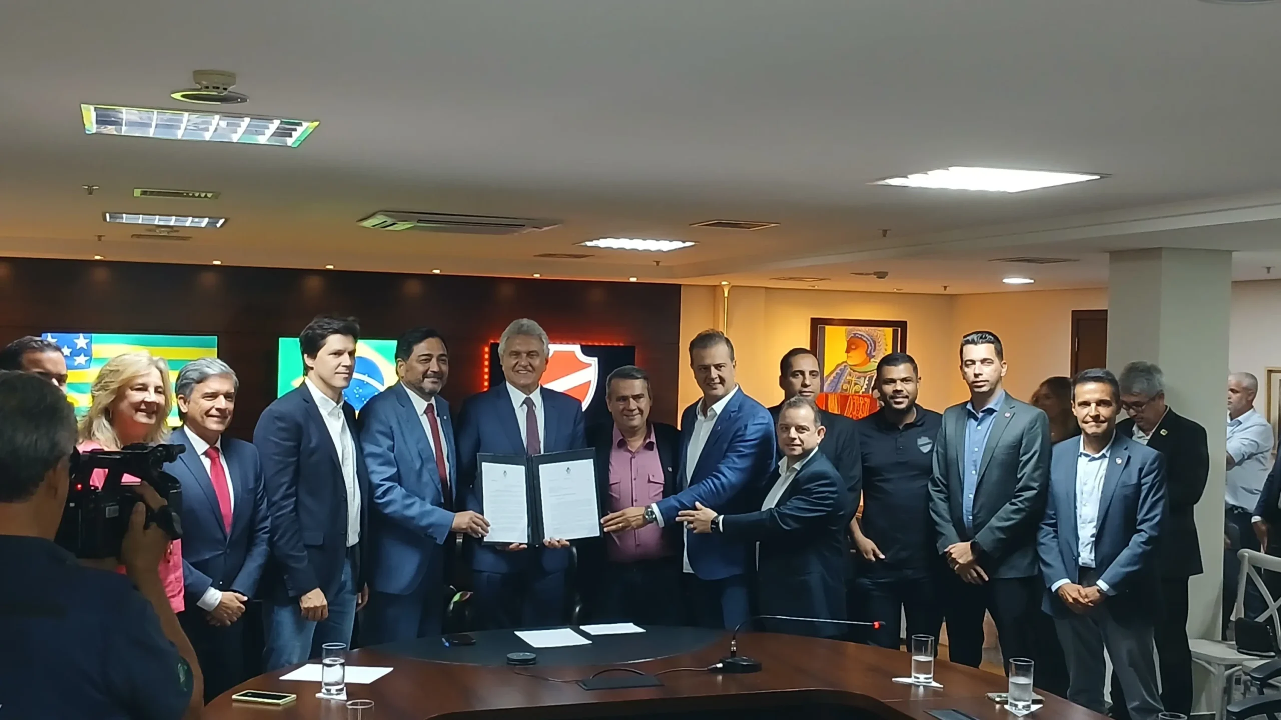 Ronaldo Caiado assina projeto de lei que autoriza doação da área do CT Vila do Tigre para o Vila Nova