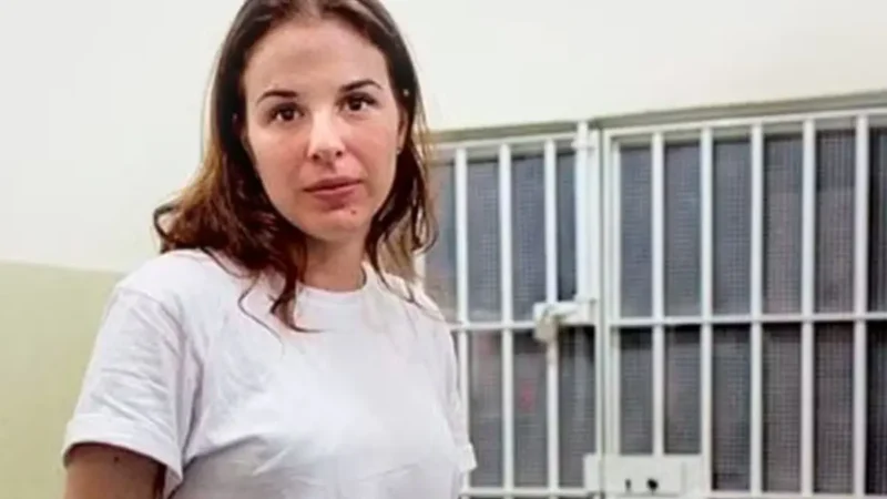 Suzane von Richthofen fica incomodada ao ser filmada em mercado; assista