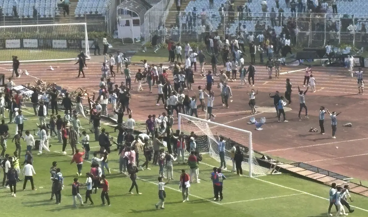 Torcedores arremessam cadeiras no gramado após rápida aparição de Messi em turnê na Índia