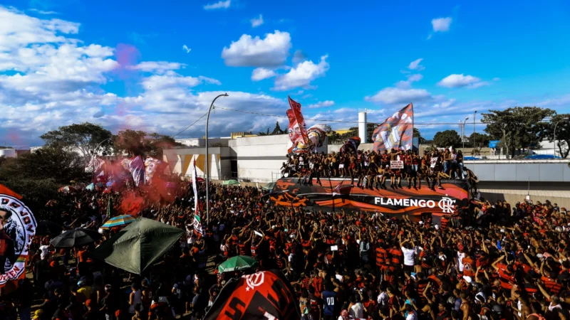Torcida do Flamengo prepara novo AeroFla antes de embarque para o Catar