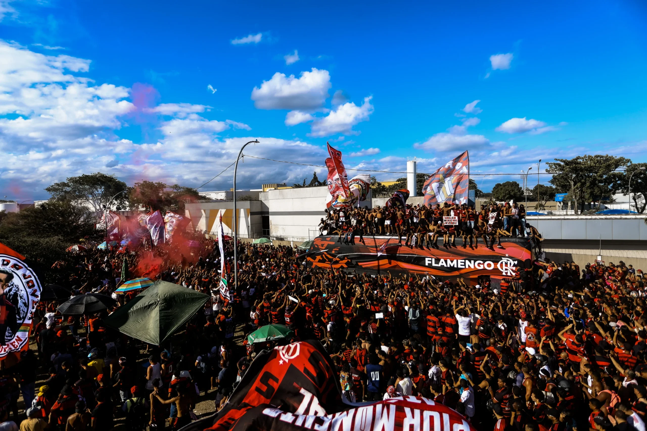 Torcida do Flamengo prepara novo AeroFla antes de embarque para o Catar