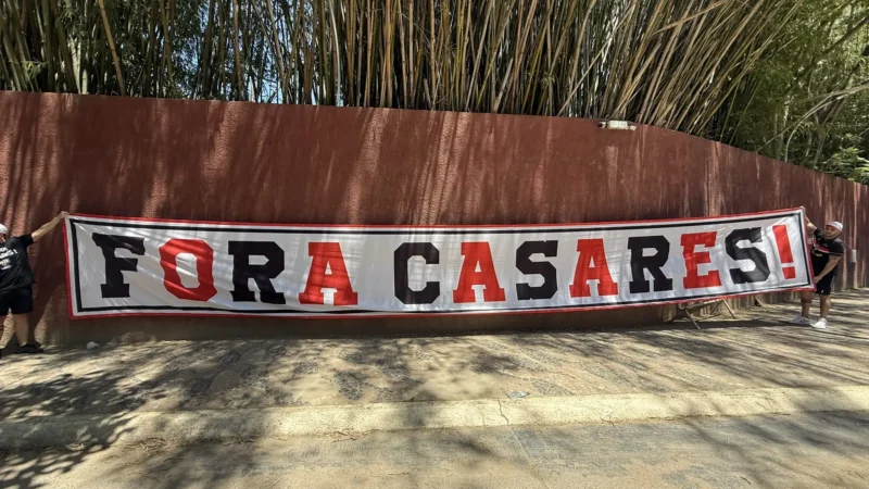Torcida do São Paulo protesta em frente ao Morumbis e pede a saída de Julio Casares 