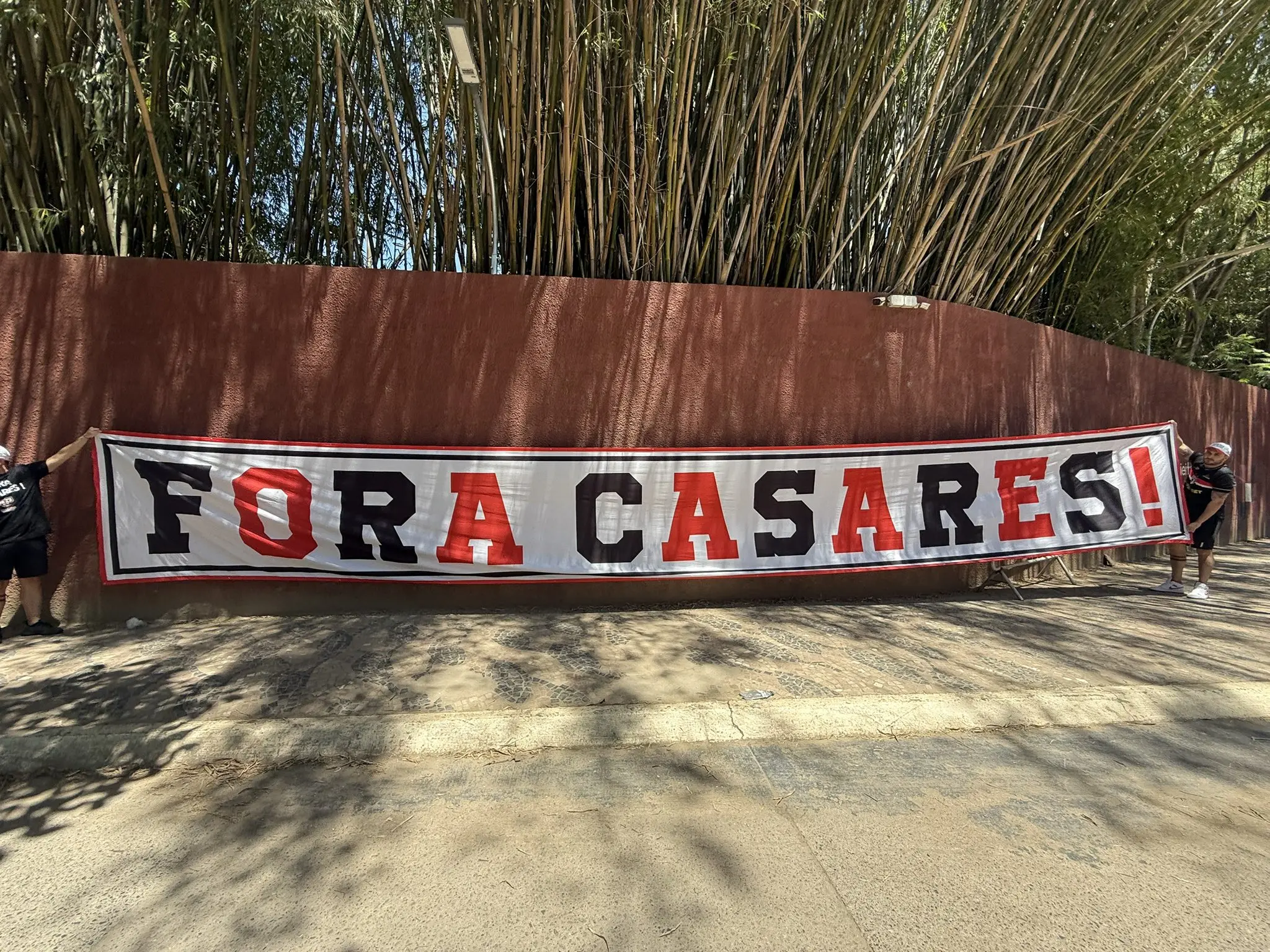 Torcida do São Paulo protesta em frente ao Morumbis e pede a saída de Julio Casares 