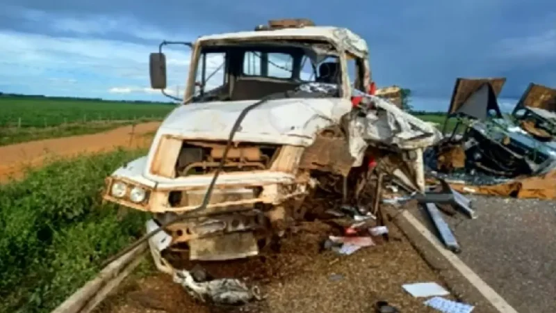 Uma pessoa morre após acidente com caminhões que levavam etanol e vidro na BR-070