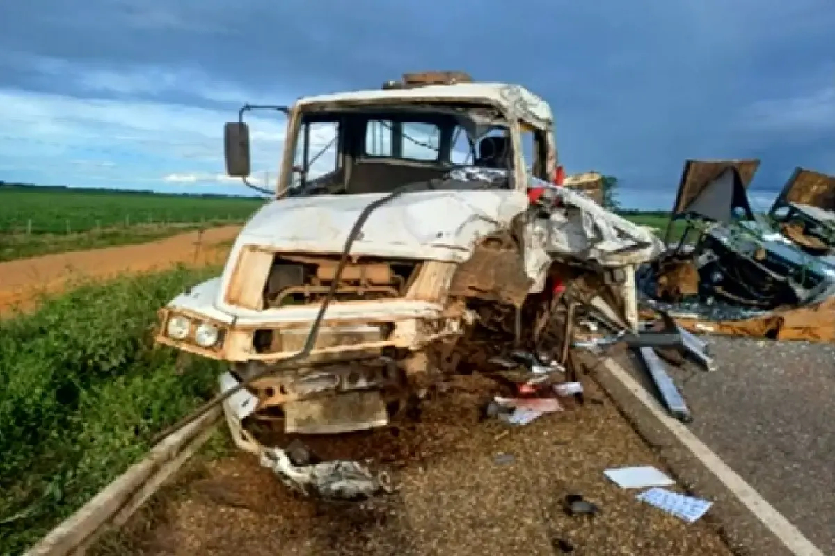 Uma pessoa morre após acidente com caminhões que levavam etanol e vidro na BR-070