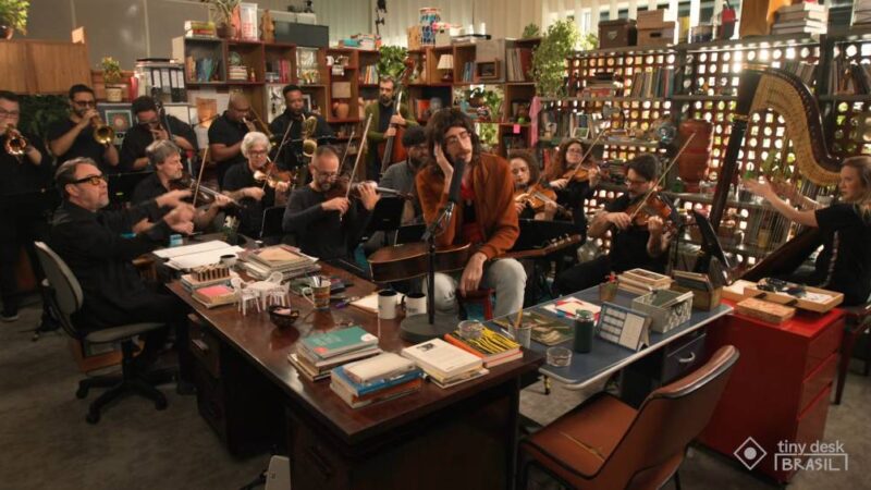 Tim Bernardes surpreende ao levar orquestra para o ‘Tiny Desk Brasil’