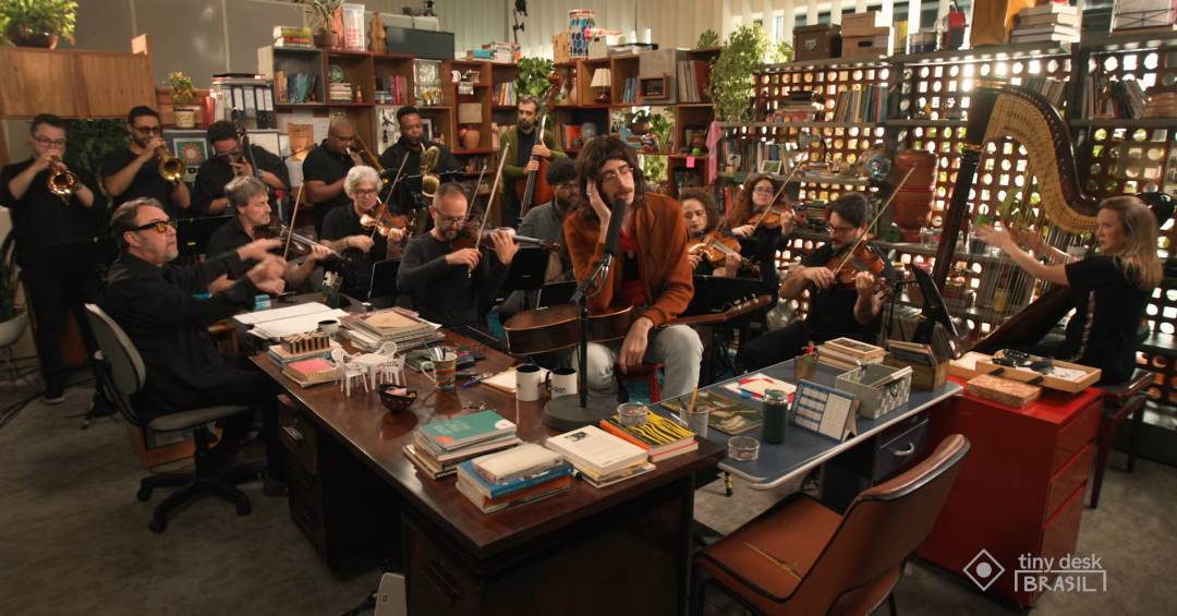Tim Bernardes surpreende ao levar orquestra para o ‘Tiny Desk Brasil’
