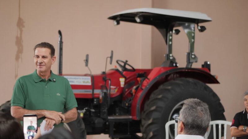 Vanderlan apoia agricultura familiar com entregas ao CEDAC