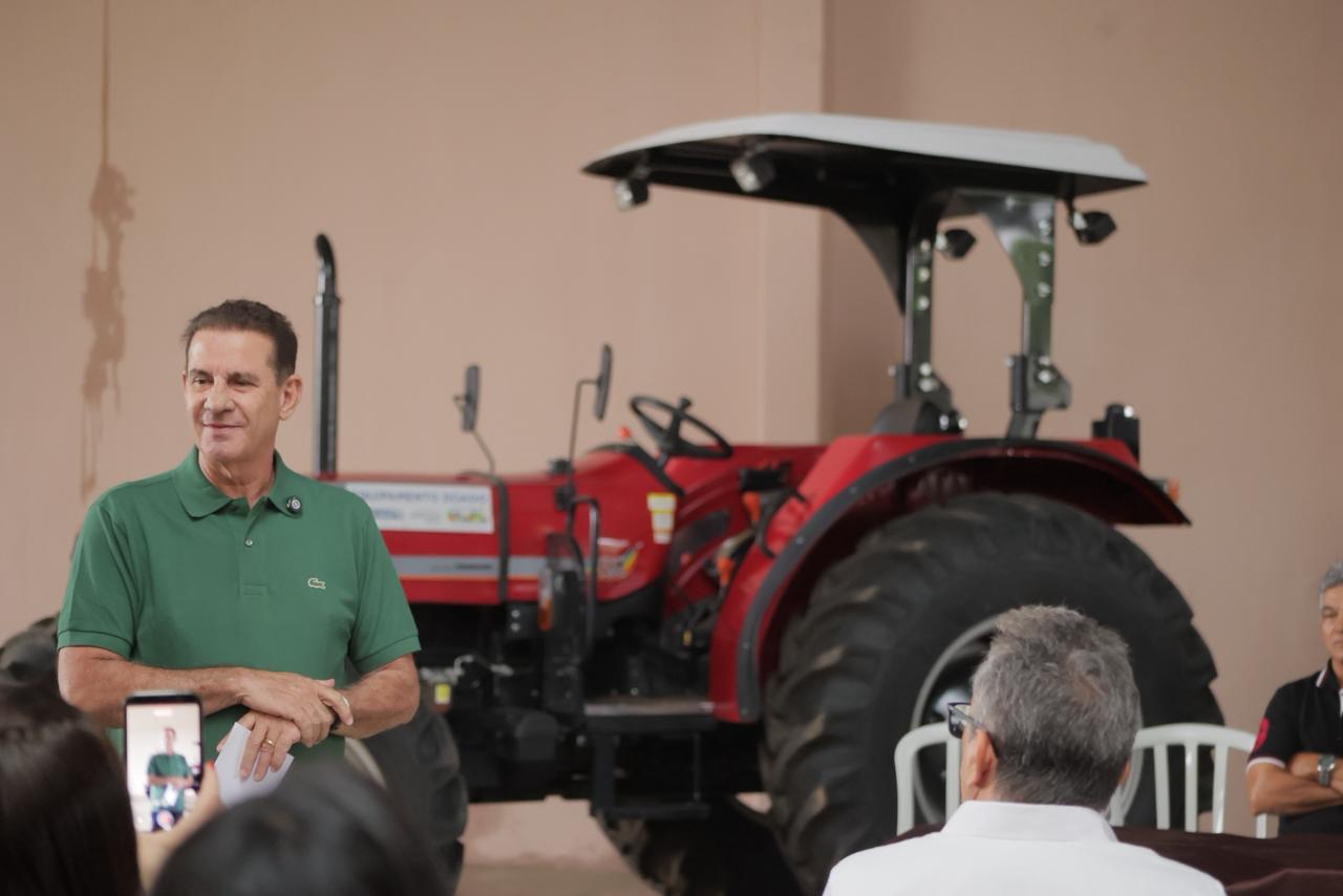 Vanderlan apoia agricultura familiar com entregas ao CEDAC