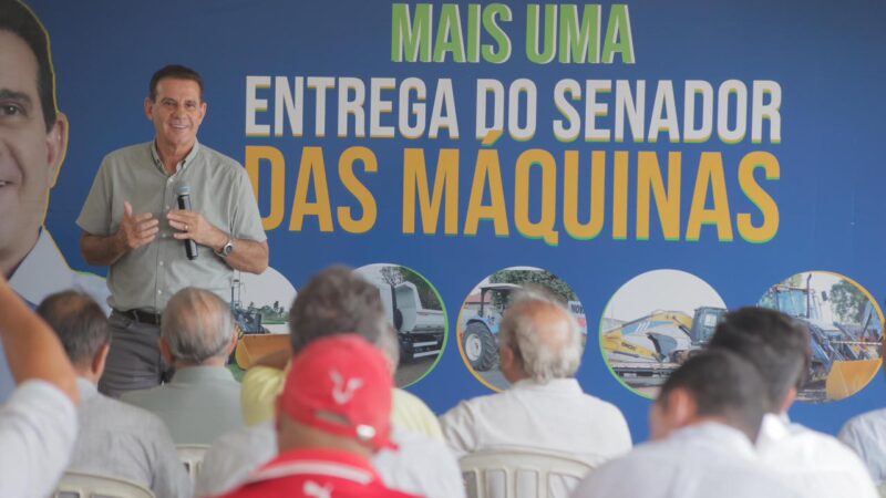 Vanderlan entrega máquinas a 16 municípios goianos