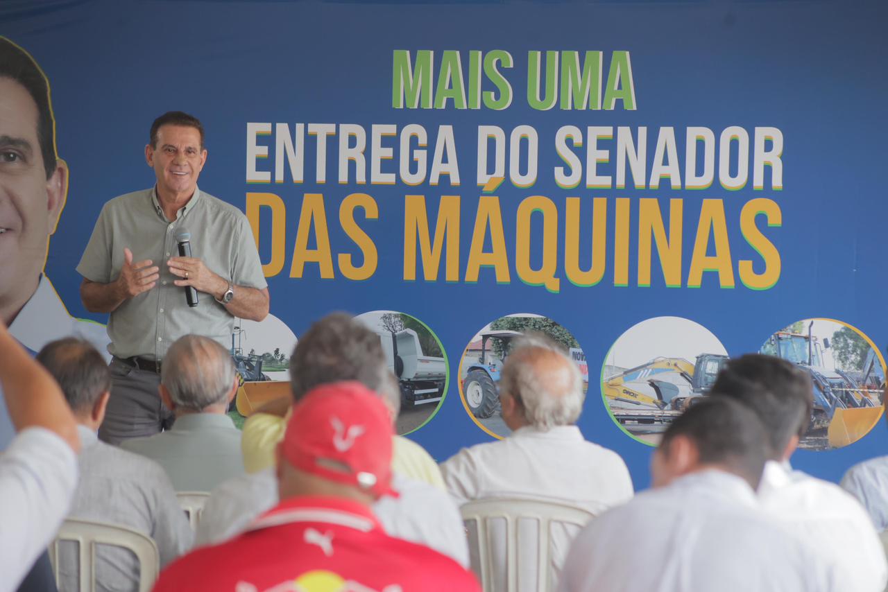 Vanderlan entrega máquinas a 16 municípios goianos