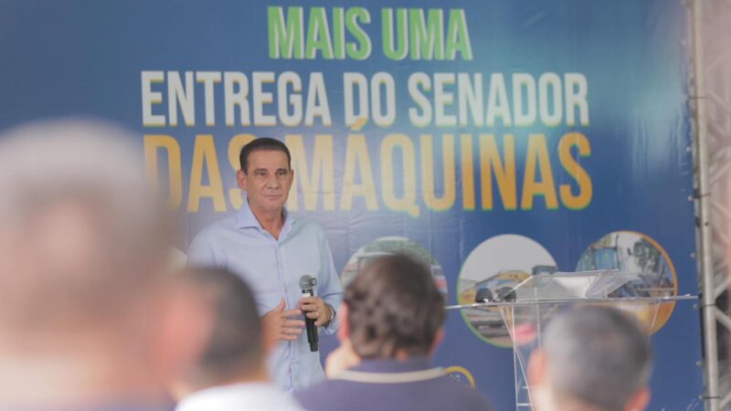 Vanderlan entrega máquinas a mais 18 municípios