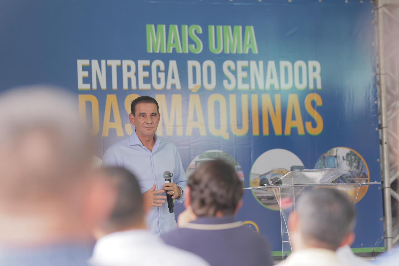 Vanderlan entrega máquinas a mais 18 municípios