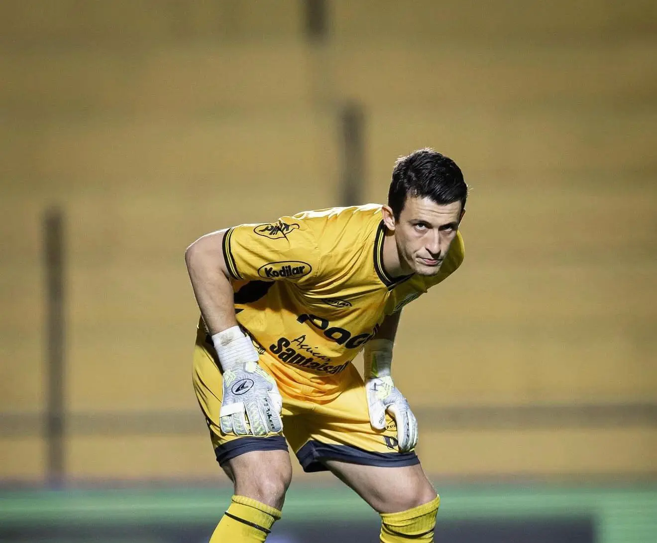 Vila Nova anuncia goleiro Airton Michelon como reforço para 2026