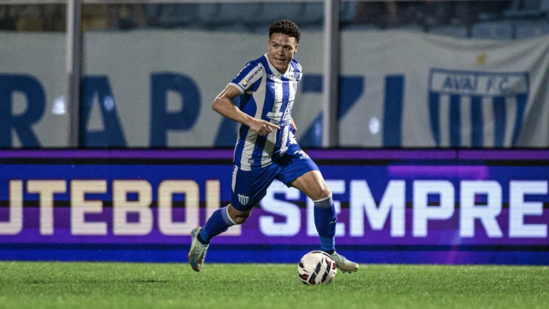 Vila Nova oficializa a contratação do meia Marquinhos Gabriel, ex-Avaí