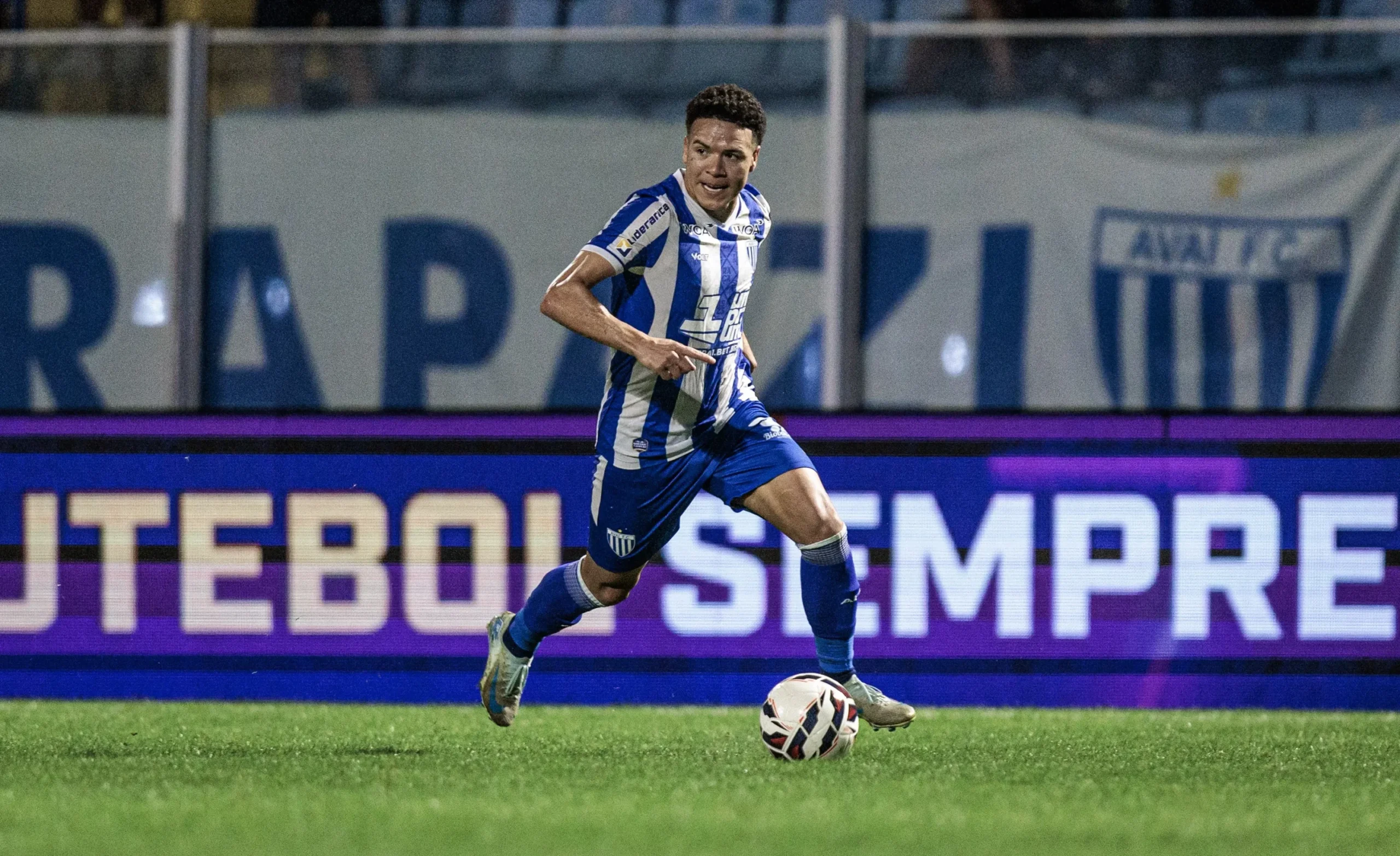 Vila Nova oficializa a contratação do meia Marquinhos Gabriel, ex-Avaí