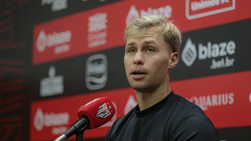 Volante Ronald desperta interesse do Goiás após boa Série B pelo Atlético Goianiense