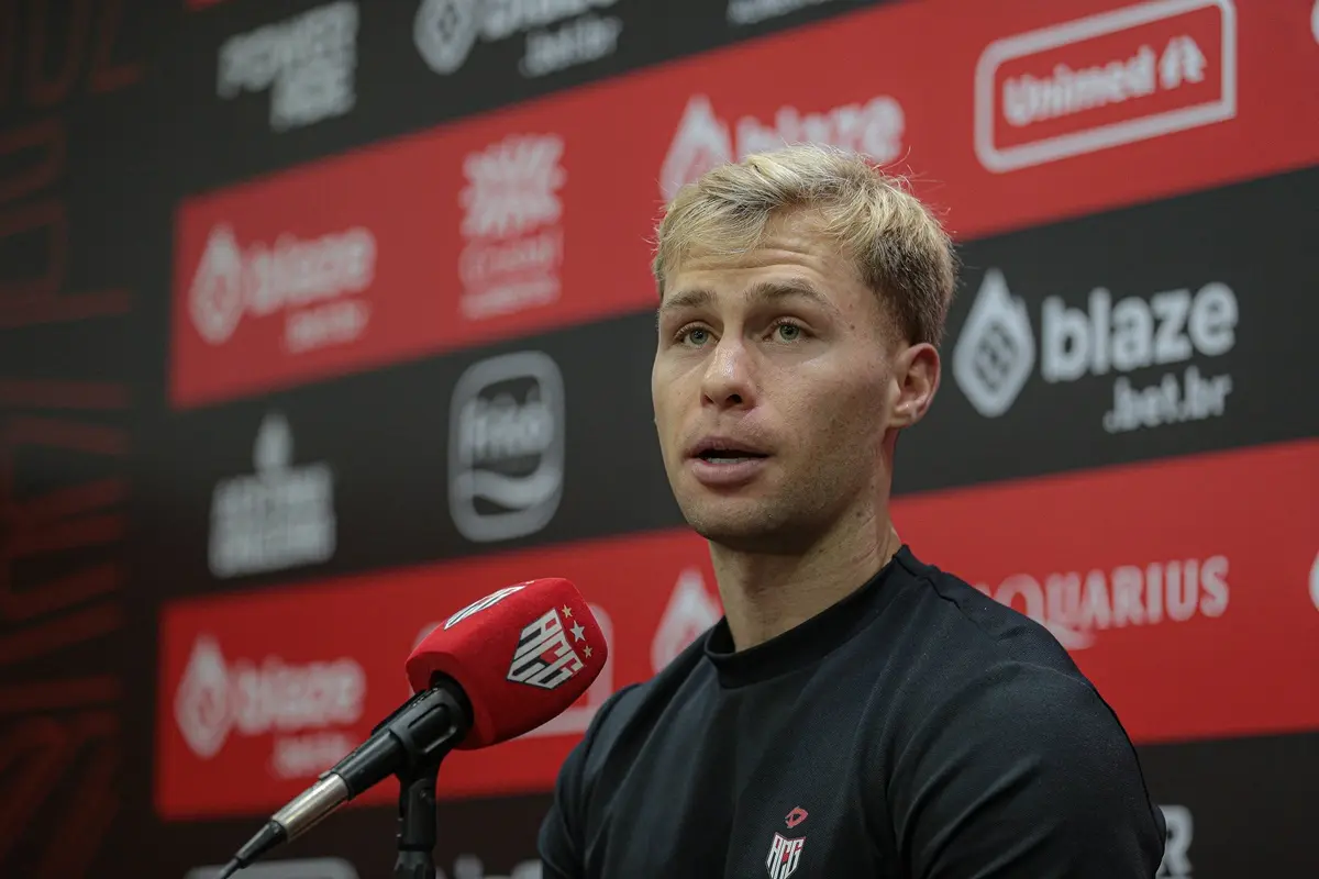 Volante Ronald desperta interesse do Goiás após boa Série B pelo Atlético Goianiense