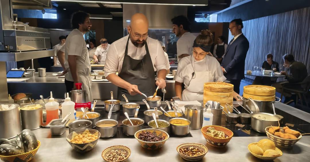 De Cingapura ao Brasil: a intersecção das cozinhas do Nouri e do Tuju