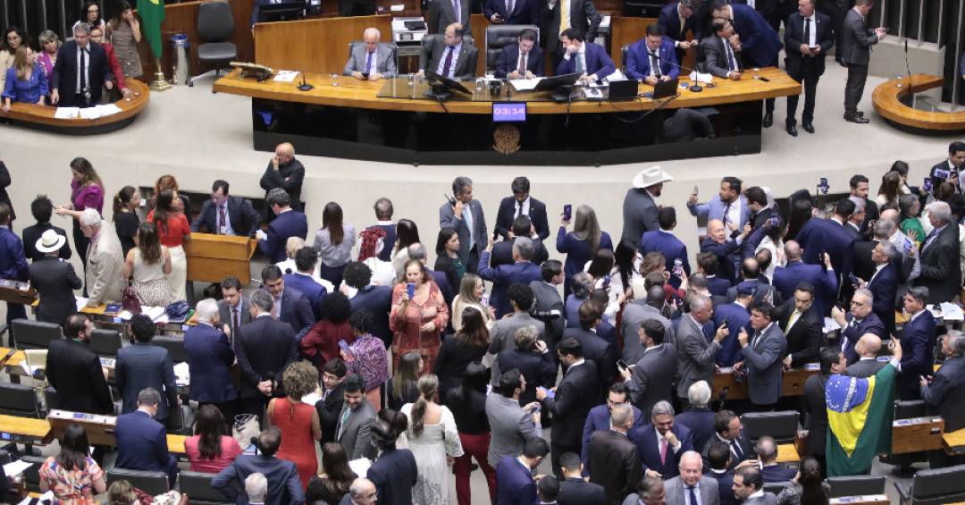 Câmara dos Deputados aprova aumento de impostos para as fintechs e bets
