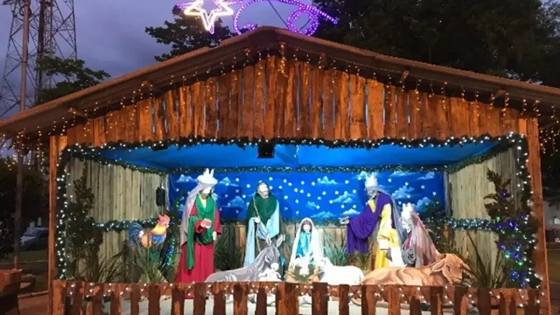 escapando da polícia, homem se disfarça em presépio; veja