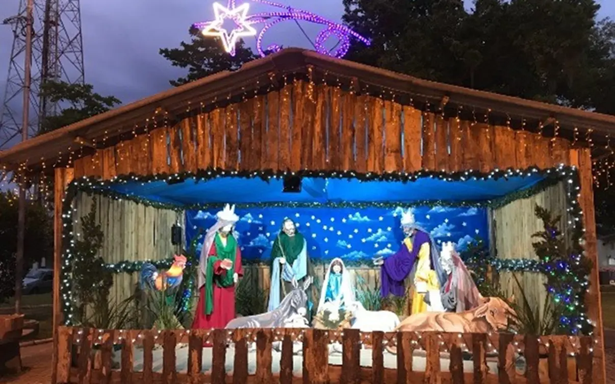 escapando da polícia, homem se disfarça em presépio; veja