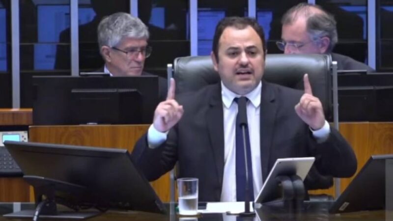 Em reviravolta, Câmara decide suspender mandato de Glauber por seis meses