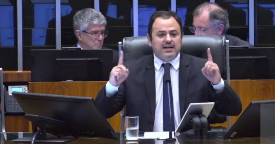 Em reviravolta, Câmara decide suspender mandato de Glauber por seis meses