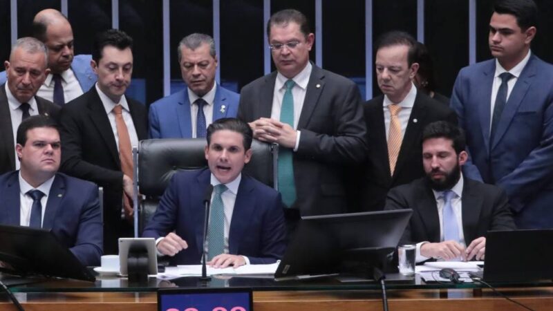 Câmara aprova projeto que reduz pena de condenados por tentativa de golpe