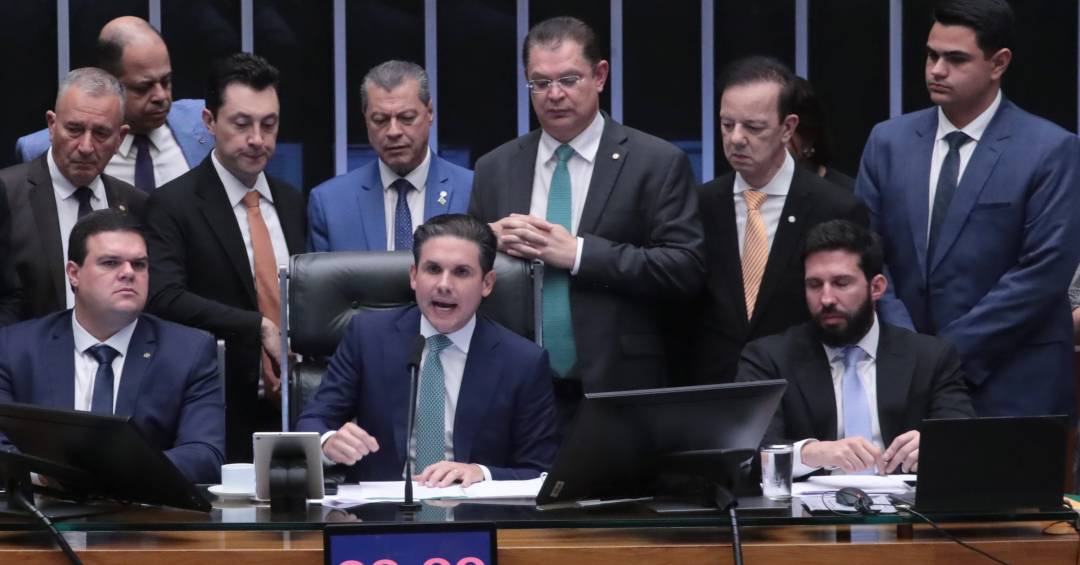 Câmara aprova projeto que reduz pena de condenados por tentativa de golpe