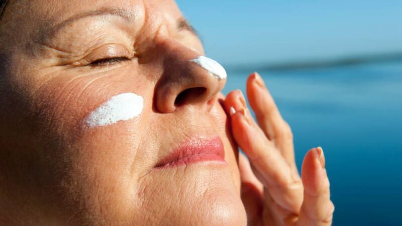 Mudança de hábito traída: o que está em jogo com o movimento que questiona o protetor solar