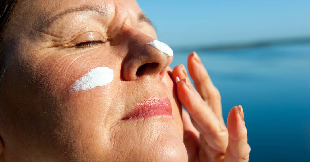 Mudança de hábito traída: o que está em jogo com o movimento que questiona o protetor solar