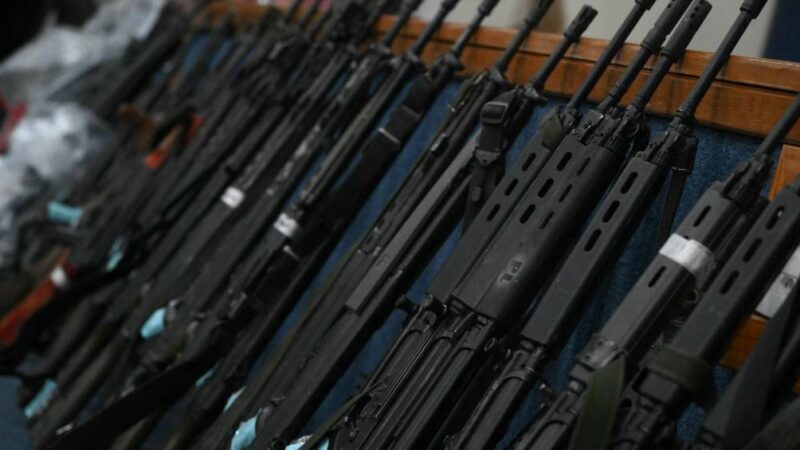 Juiz põe no banco dos réus PMs suspeitos de furtar fuzis e ‘depenar’ carro em megaoperação no Rio