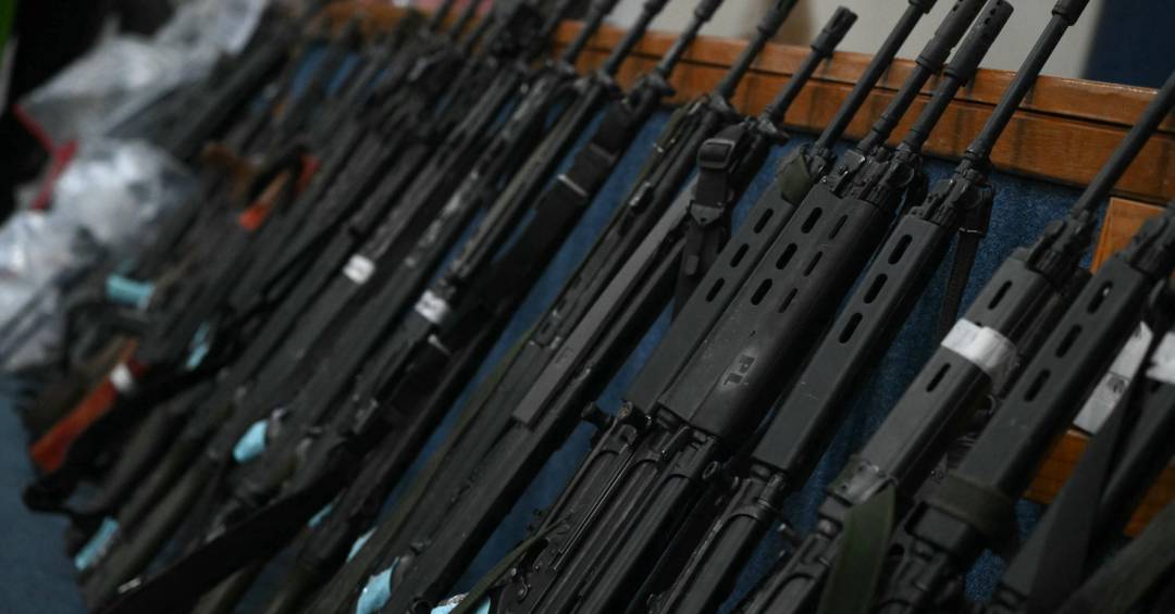 Juiz põe no banco dos réus PMs suspeitos de furtar fuzis e ‘depenar’ carro em megaoperação no Rio