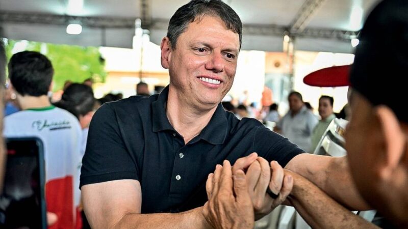 Pesquisa empolga grupo de Tarcísio, que pede que governador ‘jogue parado’ sobre eleição