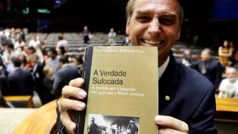 A lista de livros que Bolsonaro pode ler para reduzir a pena