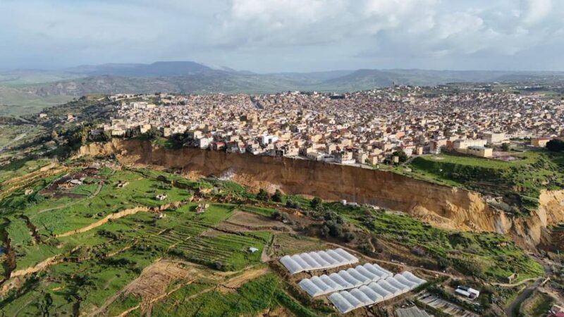 Deslizamento de terra deixa cidade na Sicília à beira de precipício